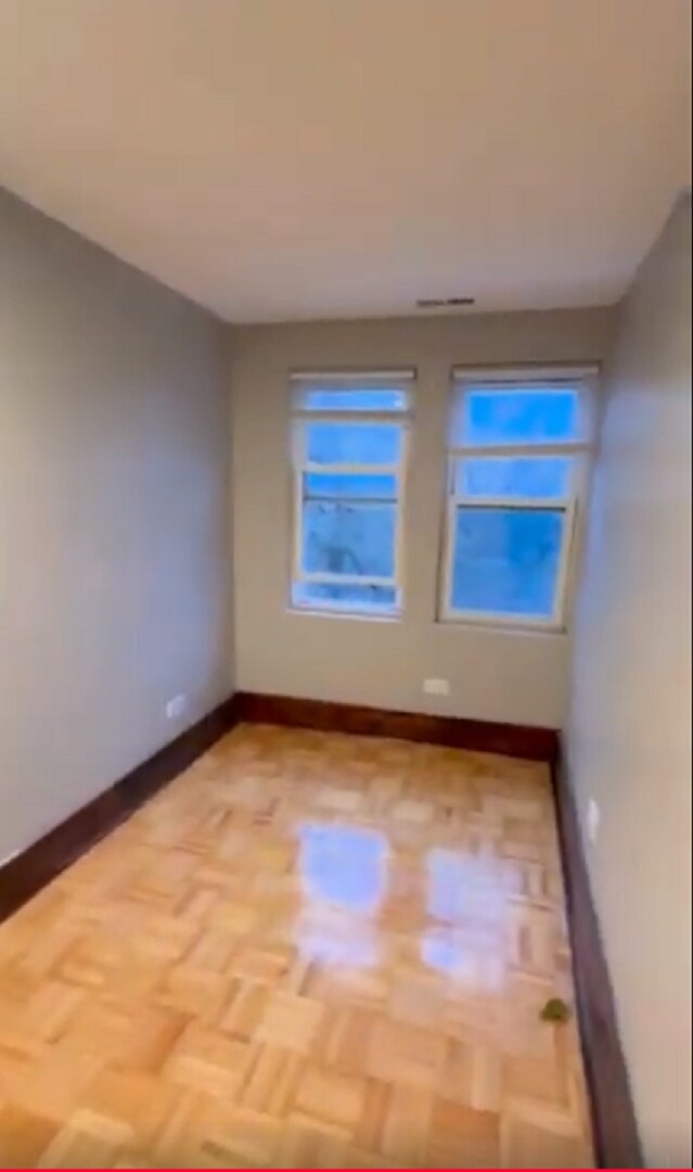 Foto del edificio - 2855 E 82nd St