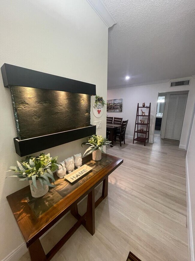 Foto del edificio - 301 N Pine Island Rd