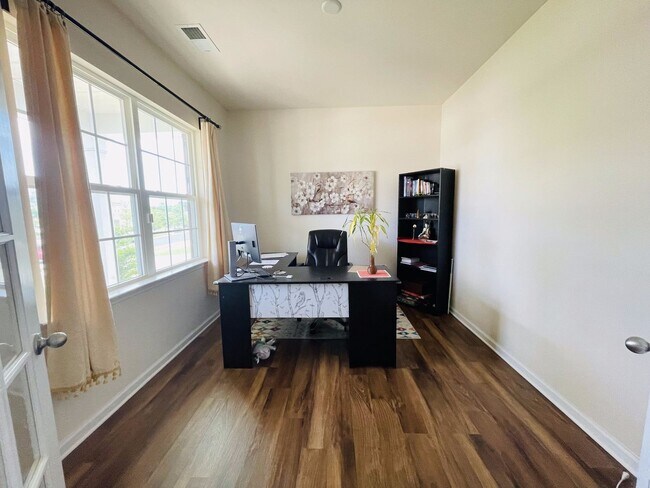 Building Photo - 5 Bed-Lake View-Single Family Home-New Com...