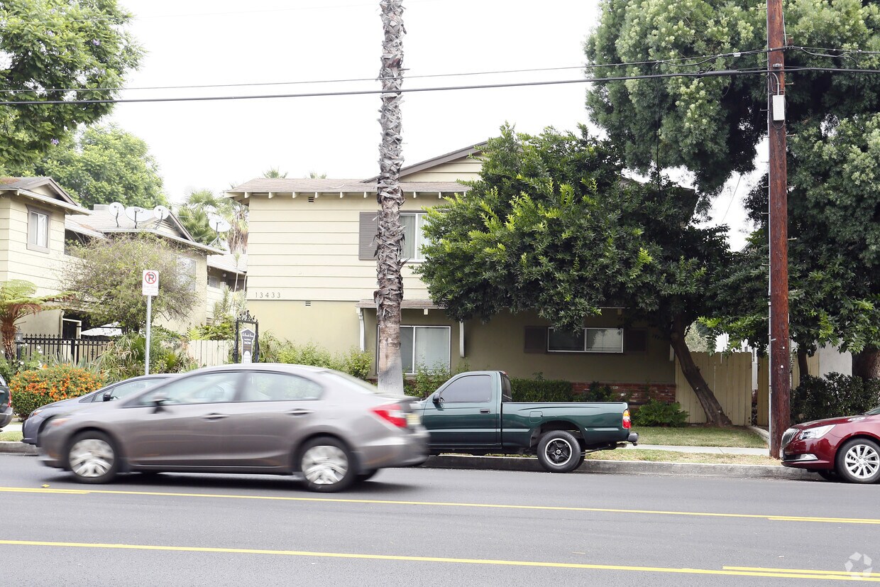 Building Photo - 13433 Moorpark St