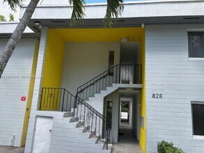 Building Photo - 828 SW 20th Ave