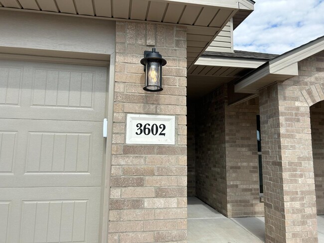 Building Photo - 3602 Urbana Pl