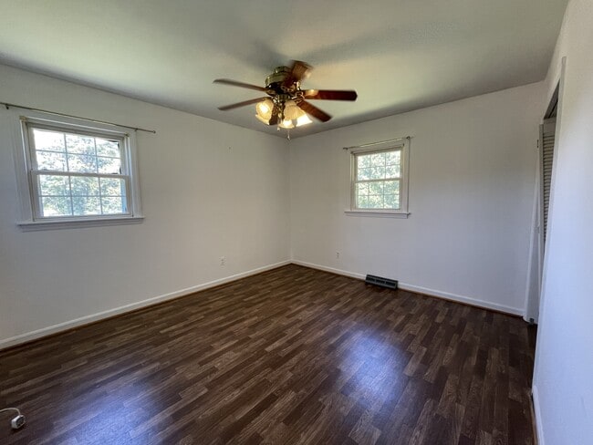 Building Photo - 236 Laurel Dr