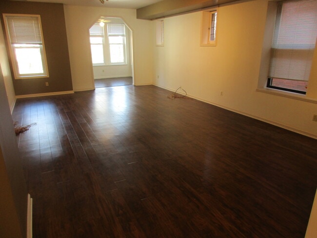 Building Photo - 4386 W Pine Blvd