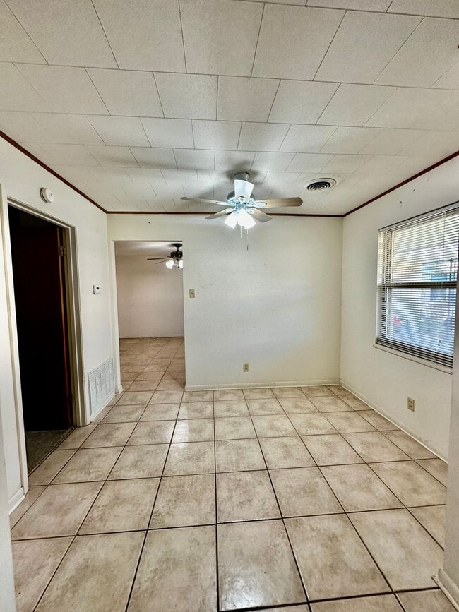 Building Photo - 1 Bedroom Apartment