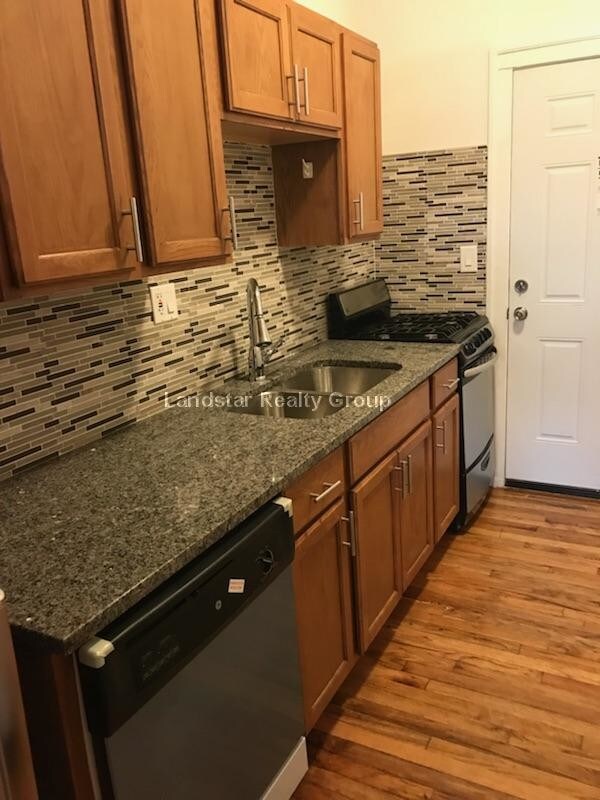 Foto del edificio - 5542 W Leland Ave