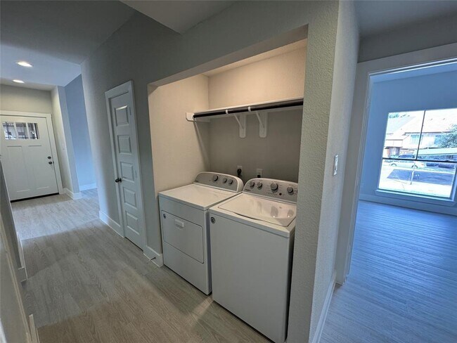 Foto del edificio - 9803 Club Creek Dr