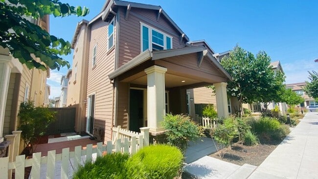 Building Photo - Charming Tri-Level, 3BD/3.5BA + Loft SFR i...