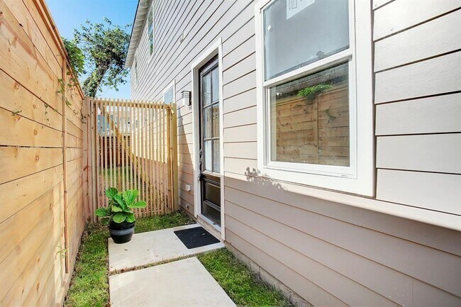 Building Photo - 3903 Hain St