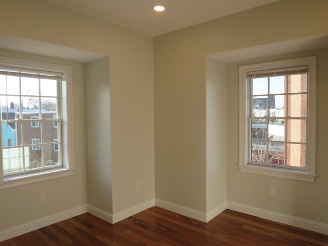 Building Photo - 136 Inman St