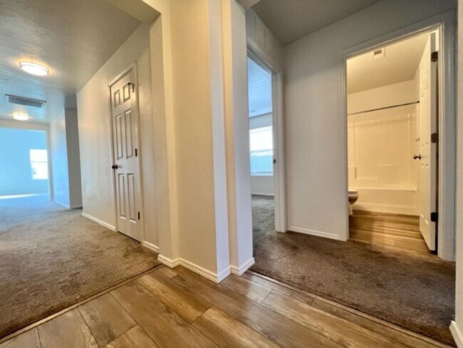Foto del edificio - Modern 4 Bedroom, 2 Bath Home in the Charm...