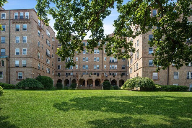 Building Photo - 490 Bleeker Ave