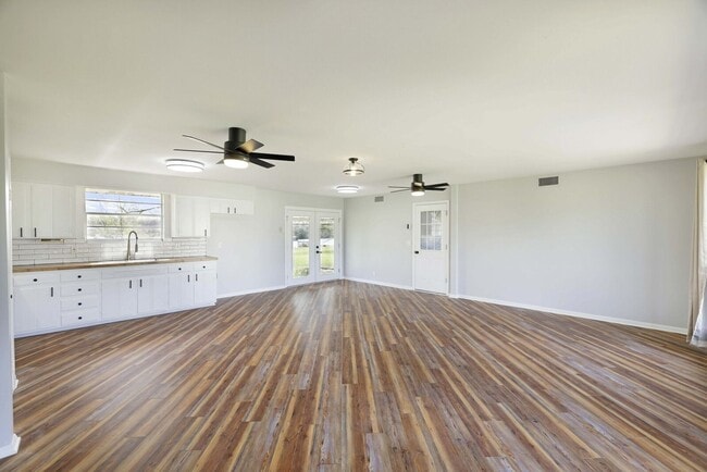 Foto del edificio - Lake Dock Waterfront Home