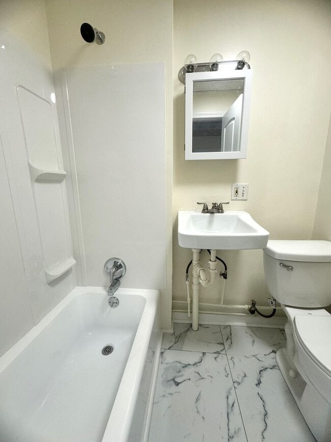 Building Photo - 4 Central St