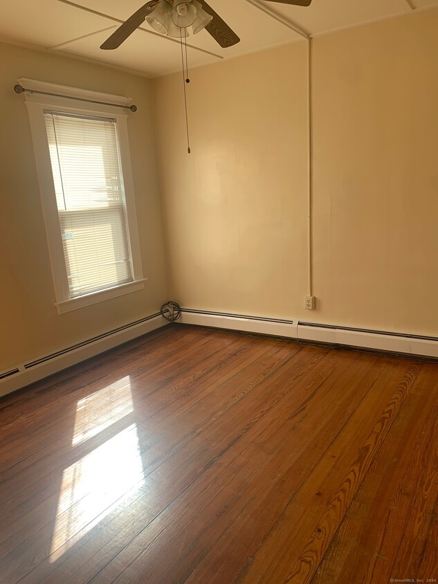 878 Highland Ave Unit 2, Waterbury, CT 06708 Room for Rent in