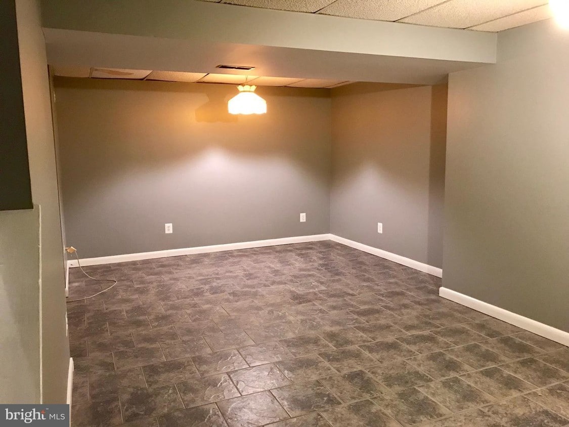 Primary Photo - 20 E Lakeview Dr