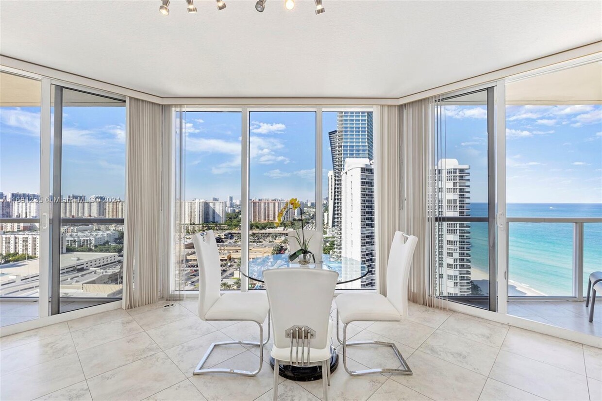 Foto principal - 16699 Collins Ave