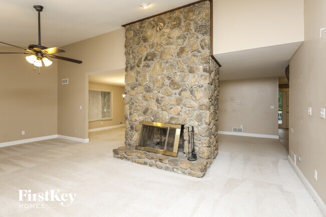 Building Photo - 240 Hollyberry Ln
