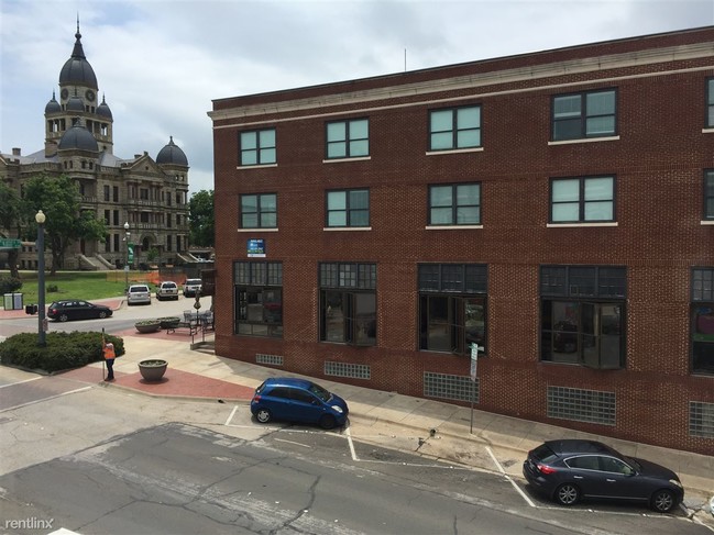 Building Photo - 103 E Oak St