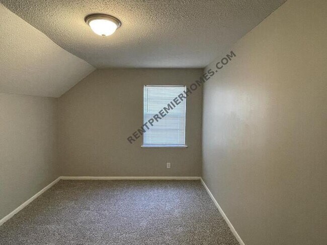 Building Photo - 5911 Chaucer Ln
