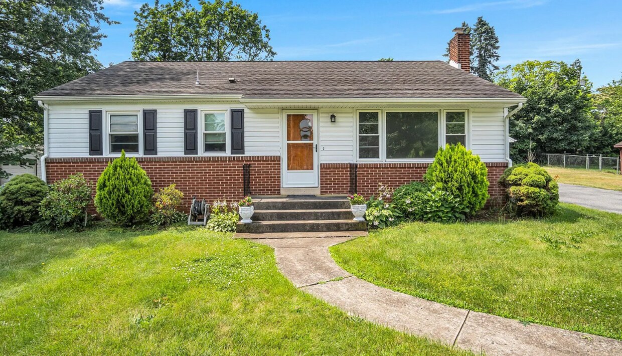 Foto principal - Updated 3-bedroom, 1-bath ranch home locat...