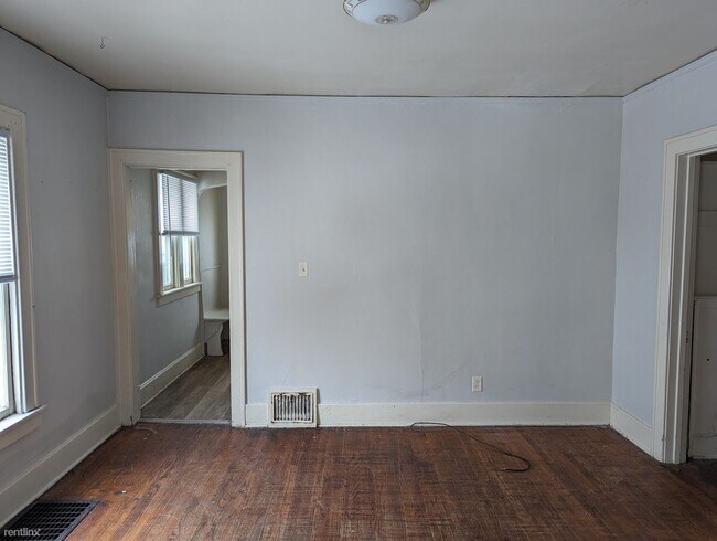 Building Photo - 3 br, 1 bath Duplex - 80 E Grand Ave