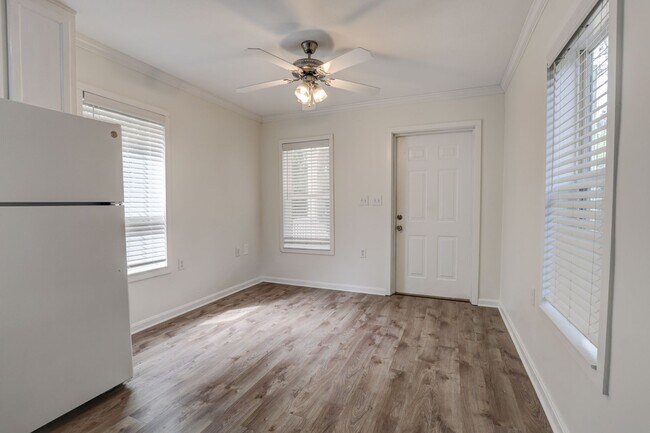 Building Photo - 1 bedroom/ 1 bathroom available 03/01!