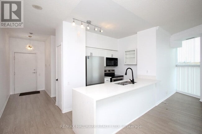 Building Photo - 2067 Lake Shore Blvd W