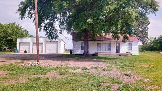 Foto del edificio - 3319 Barbers Hill Rd