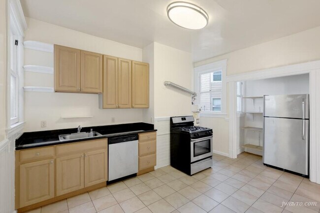 Building Photo - 1172 Stanyan St