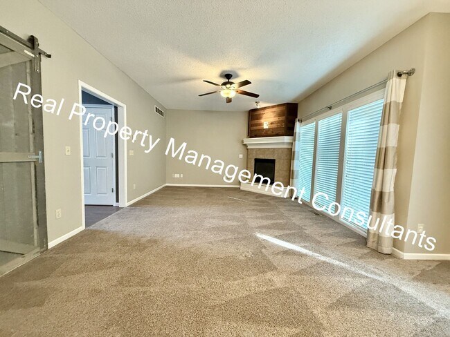 Foto del edificio - Spacious 4 Bed, 4 Bath Home with 3+ Car Garage and Amazing Amenities in Liberty schools!