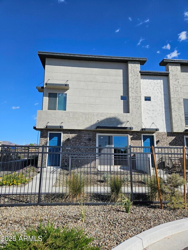 Foto principal - 651 N Ironwood Dr