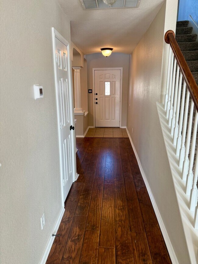 Foto del edificio - 5704 Drystone Ln
