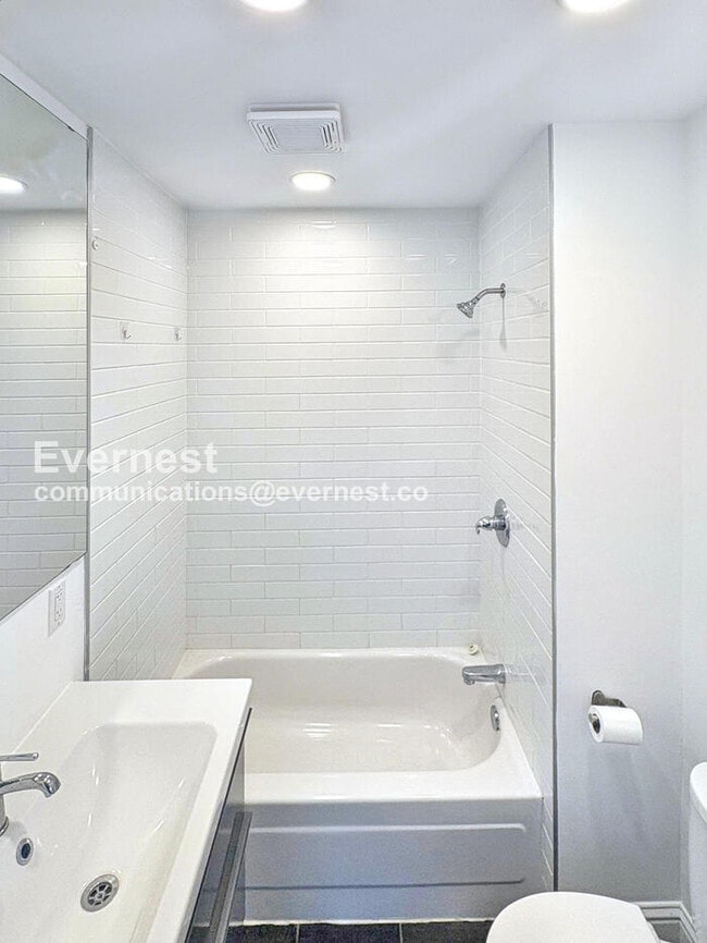 Building Photo - 905 Pine St