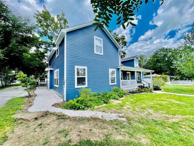 Building Photo - 706 Caroline St