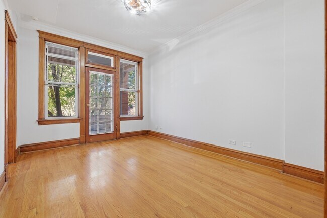 Foto del edificio - 823 N Hoyne Ave