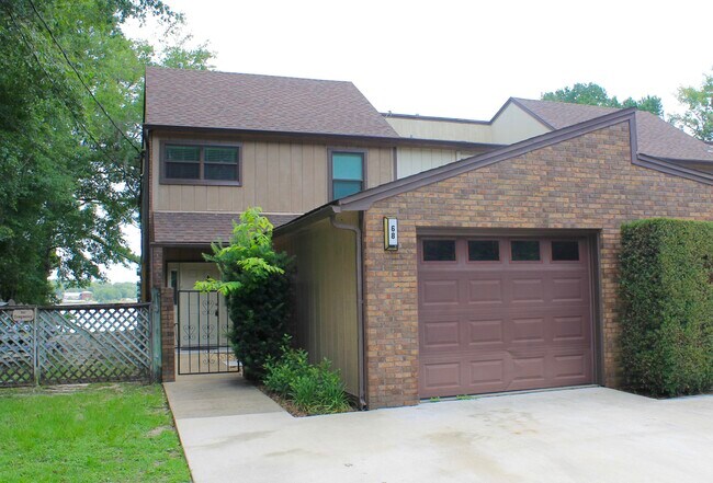 Foto del edificio - 68 N John Sims Pkwy