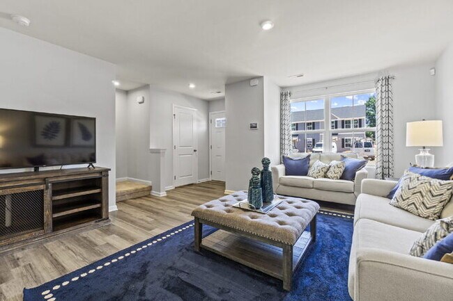 Foto del edificio - Modern End-Unit 3 BD/2.5 BA Greenville Tow...