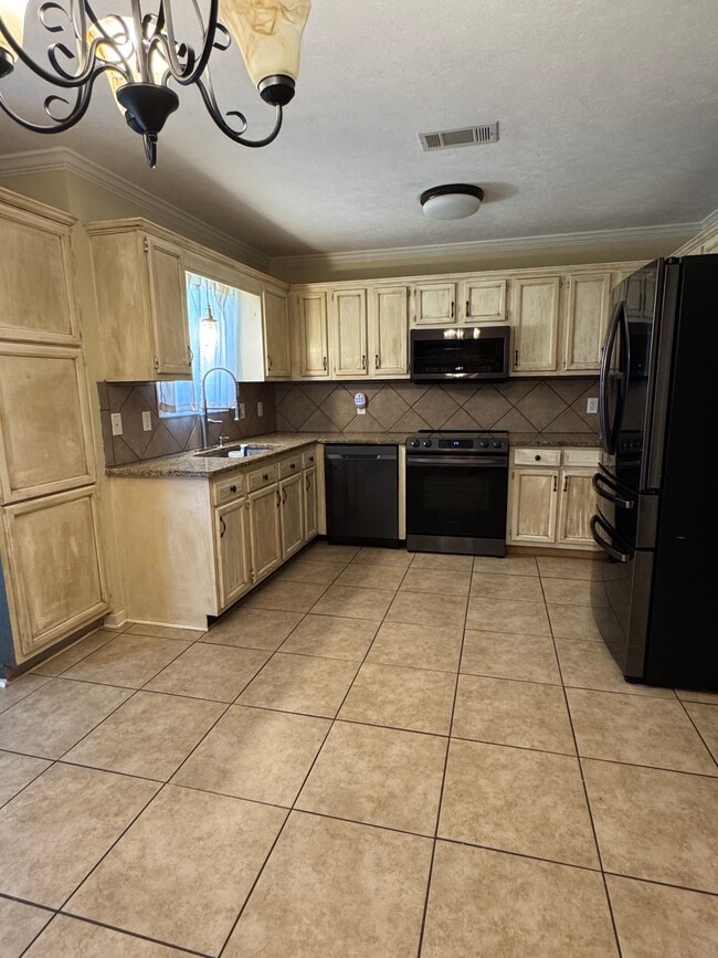 Building Photo - 635 Briars Bend