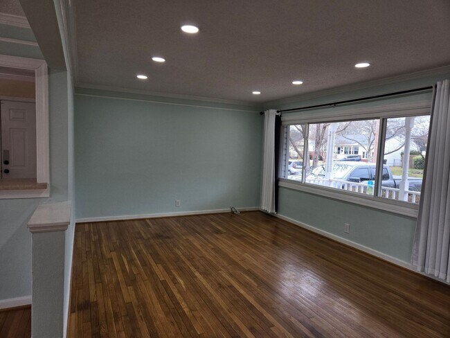 Building Photo - Move In Ready!