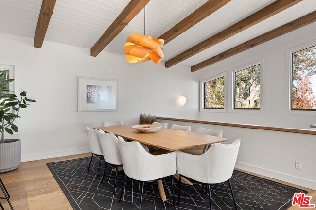 Foto del edificio - 21625 Saddle Peak Rd