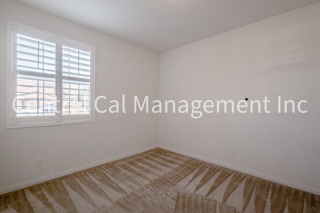 Foto del edificio - 5 Bedroom/3 Bath Home with Paid Solar System - $3095 Per month!