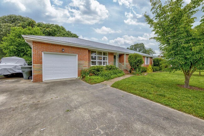 Foto del edificio - 3 Bedroom, Meticulously Maintained Updated...