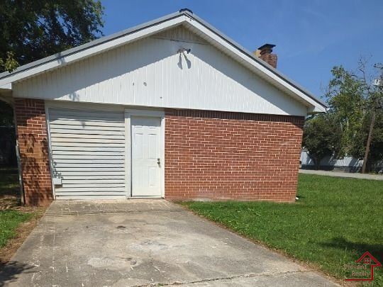 Building Photo - 555 E 20th St