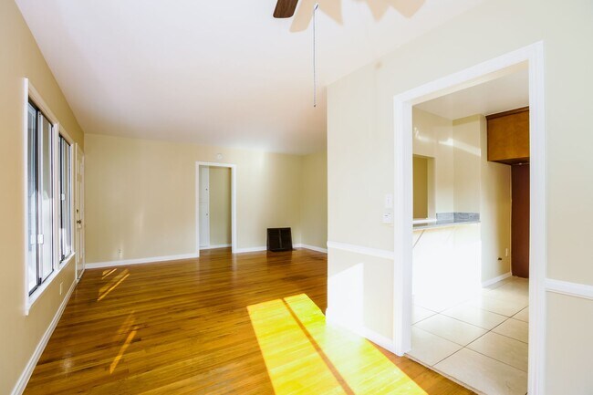 Foto del edificio - **LAKEWOOD HOME** THREE BEDROOMS-ONE BATH** $3950.00