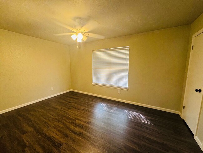 Building Photo - Amazing Midway ISD Home