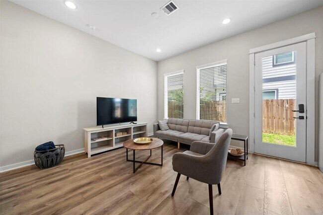 Foto del edificio - 6713 Parker Grv Ln