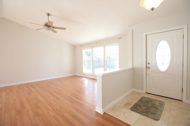 Foto del edificio - Updated 4-Bedroom Home with Huge Backyard ...