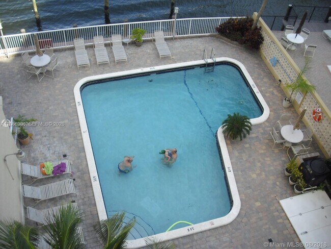 Foto del edificio - 121 Golden Isles Dr