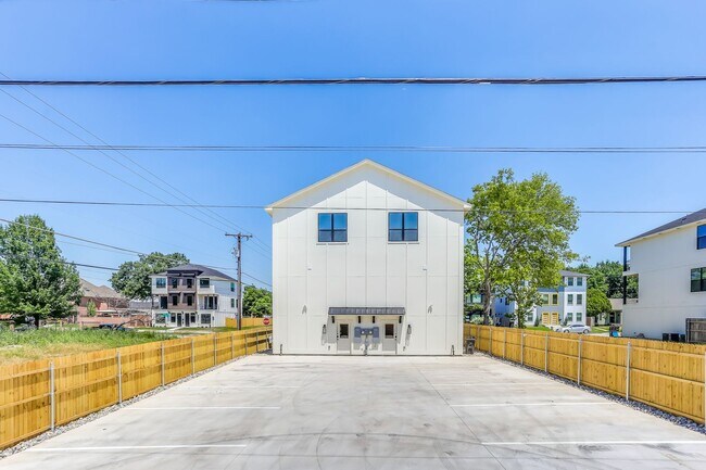 Foto del edificio - 3145 Forest Park Blvd